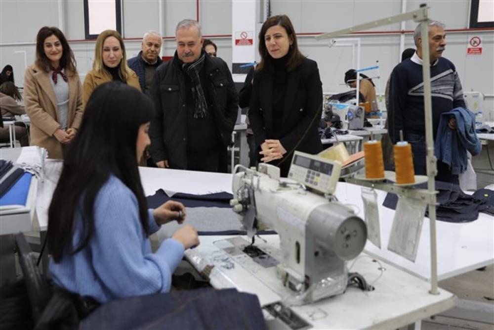 Eş Başkanlar Bucak ve Hatun, Tekstil OSB'de çalışanları ziyaret etti