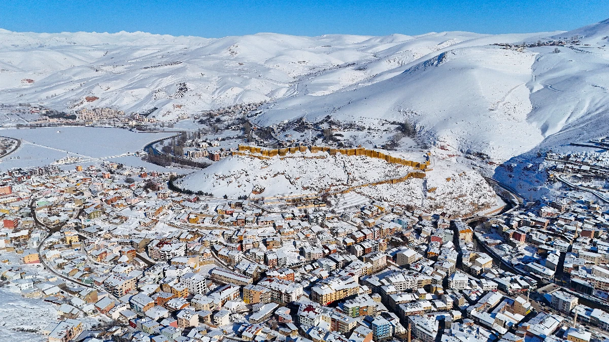 Karla kaplanan Bayburt Kalesi dronla g&ouml;r&uuml;nt&uuml;lendi