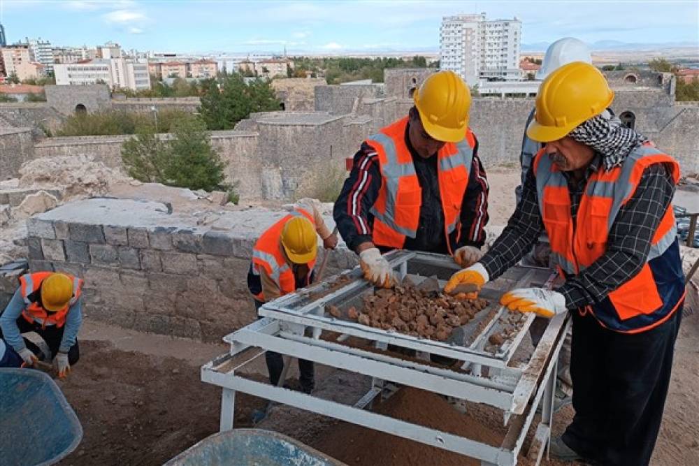 Diyarbakır’daki kazılarda silindirik mühür bulundu 