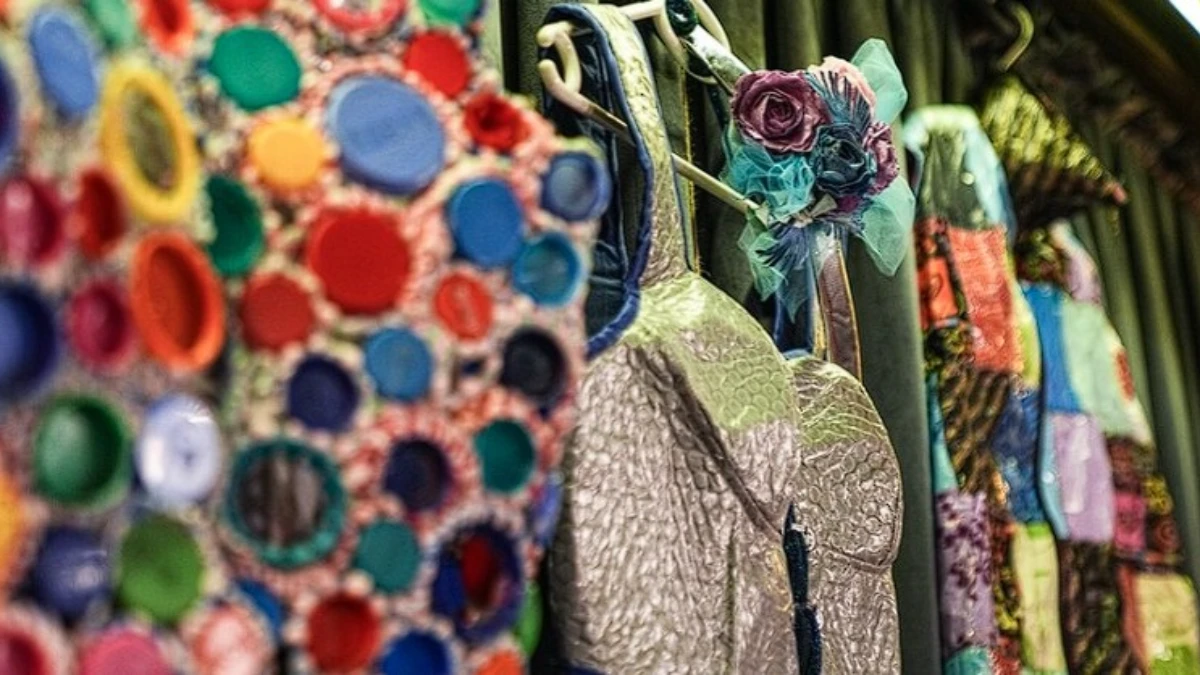 &Ccedil;&ouml;pe atılan plastik atıklar portre ve kost&uuml;me d&ouml;n&uuml;ş&uuml;yor