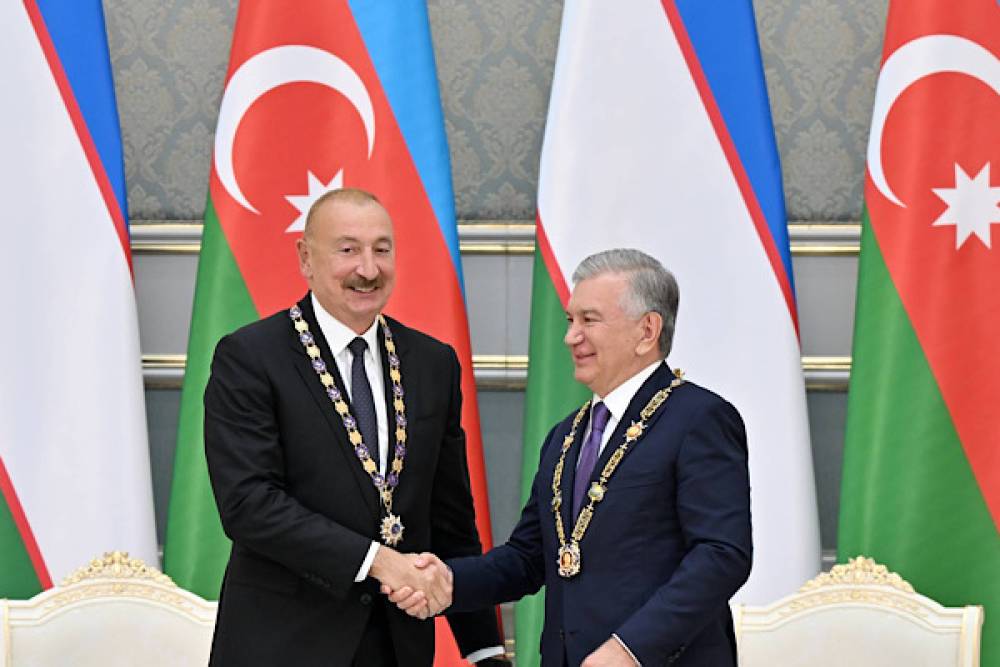 Aliyev ve Mirziyoyev&rsquo;e Taşkent&rsquo;te karşılıklı nişan takdim edildi