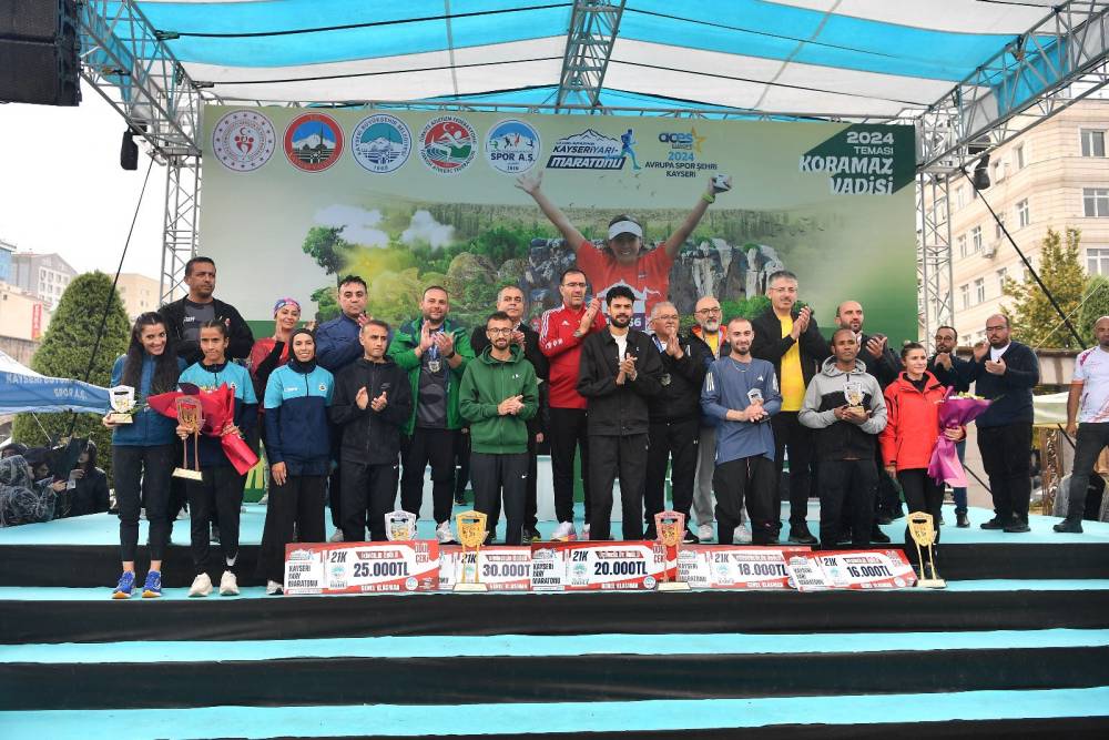 Büyükkılıç, Uluslararası Kayseri Yarı Maratonu'nda dereceye girenlere ödüllerini verdi