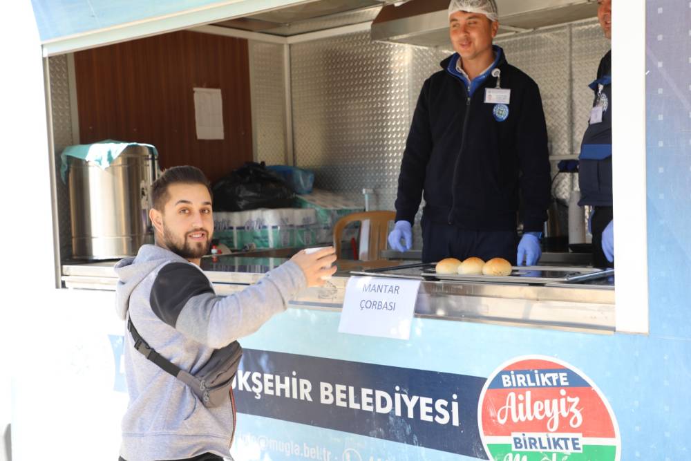 Muğla Büyükşehir Belediyesinin üniversite öğrencileri için çorba hizmeti başladı