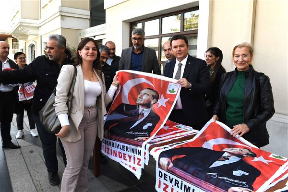 Osmangazi Belediyesi, Cumhuriyet Bayramı için Ata Posteri dağıtıyor