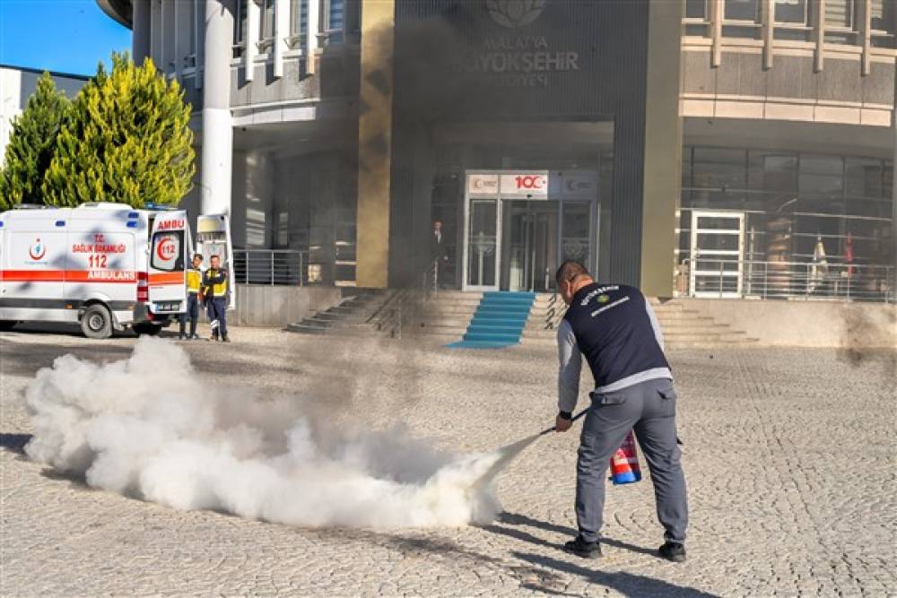 Malatya Büyükşehir personeline deprem ve afet tatbikatı düzenledi