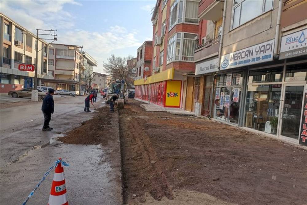 İzmit Belediyesi, Şehit Kazım Caddesi'nde çalışmalarını sürdürüyor 