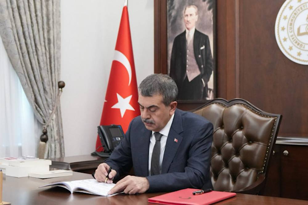 Bakan Tekin: G&uuml;zel dilimizi en iyi şekilde &ouml;ğretmek temel sorumluluğumuz