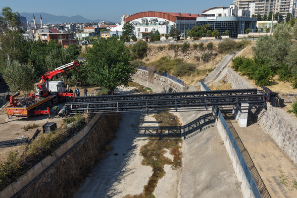 Karşıyaka&rsquo;da 10 dakikalık yaya yolu 1 dakikaya inecek