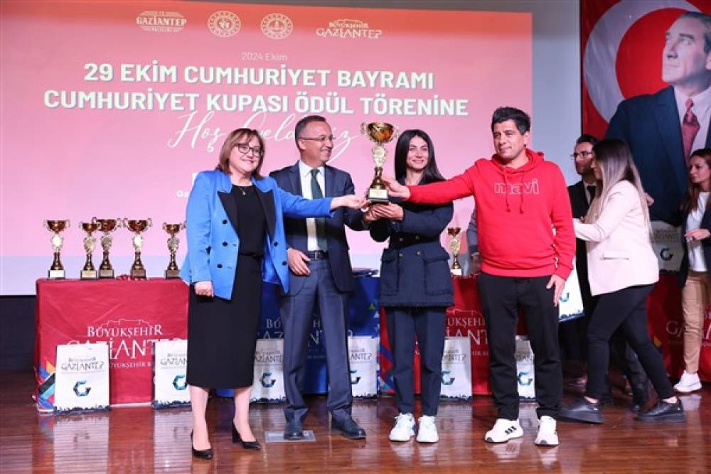 Gaziantep'te 29 Ekim Cumhuriyet Bayramı Cumhuriyet Kupası ödül töreni düzenlendi