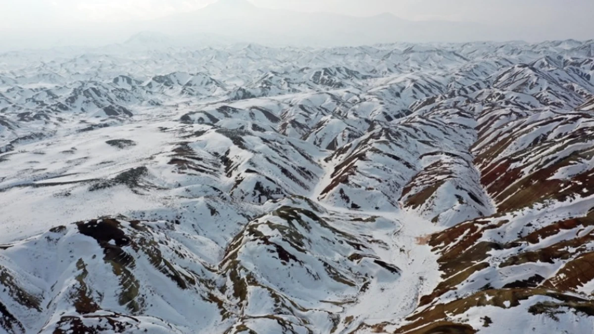 Iğdır'da kar G&ouml;kkuşağı Tepeleri'ni beyaza b&uuml;r&uuml;d&uuml;