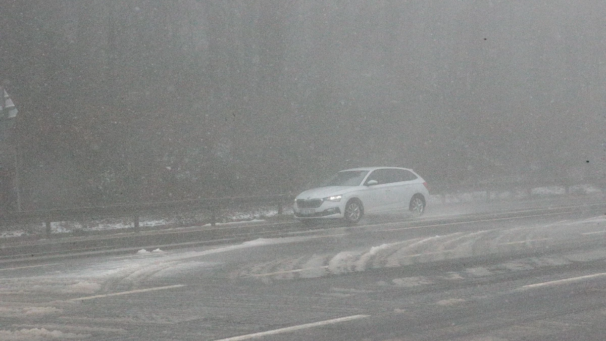 Yola &ccedil;ıkacaklar dikkat! D-100 kara yolunun Bolu Dağı ge&ccedil;işinde kar başladı