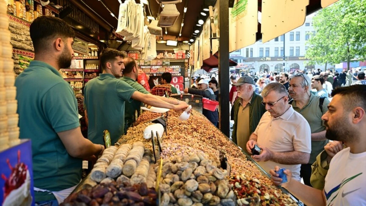 Tarihi Yarımada'da bayram hareketliliği: Mısır &Ccedil;arşısı ve Kapalı&ccedil;arşı'da yoğunluk yaşandı