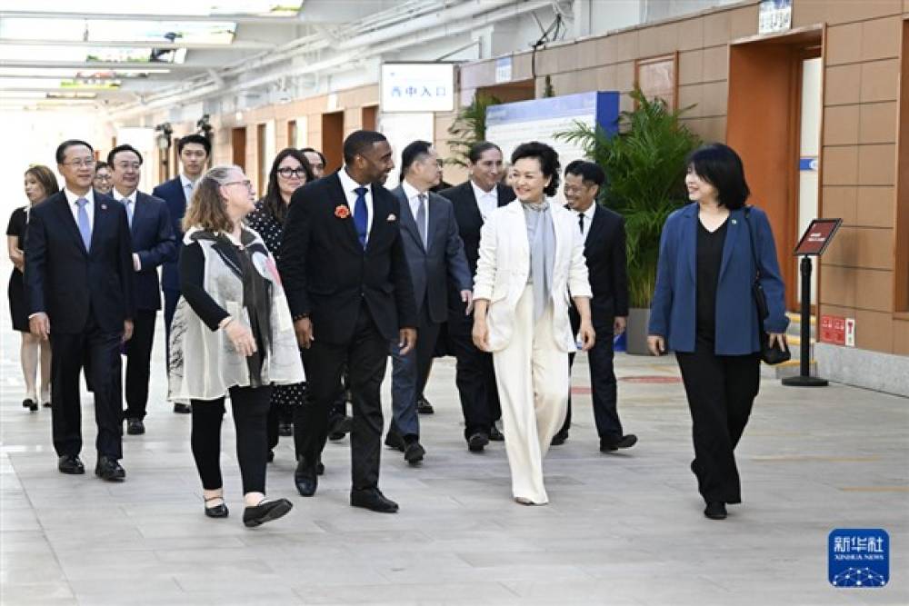 Peng Liyuan Çinli ve ABD'li gençler ile buluştu