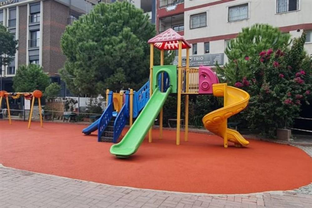 İzmir'de 14 ilçede 84 park ve spor alanının zemini yenilendi