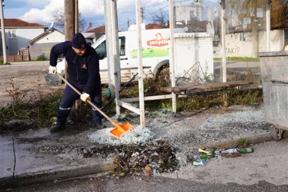 Düzce'de otobüs duraklarına zarar verildi