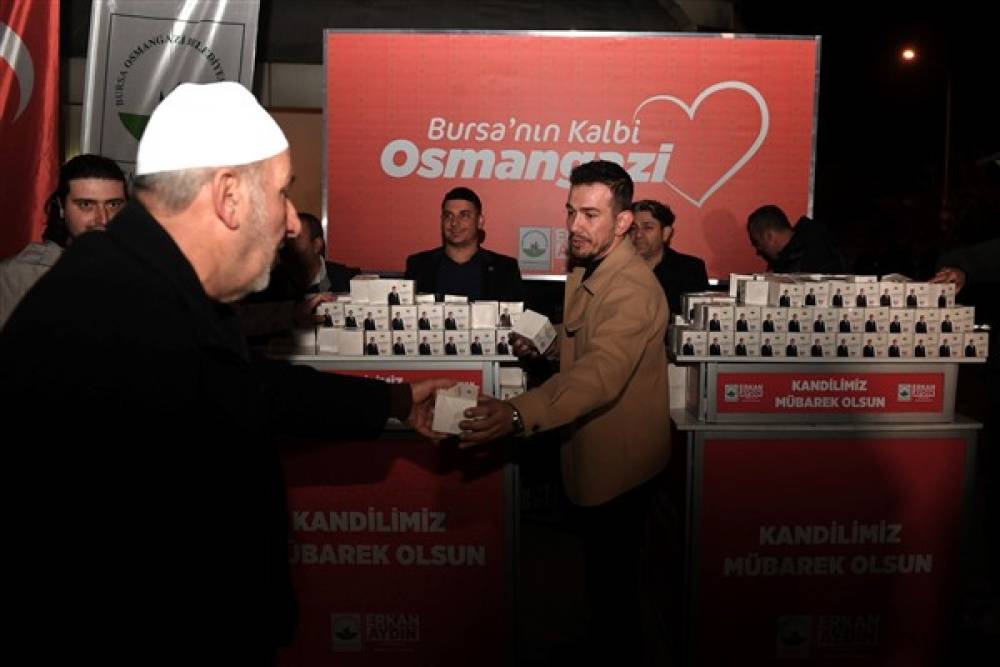 Osmangazi Belediyesi, farklı noktalarda kandil simidi dağıttı