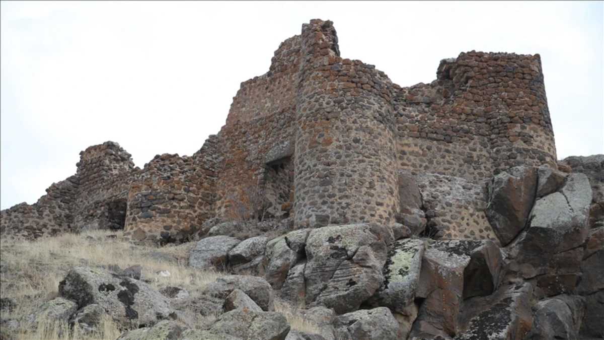 1000 yıllık Murtaza Kalesi zamana direniyor