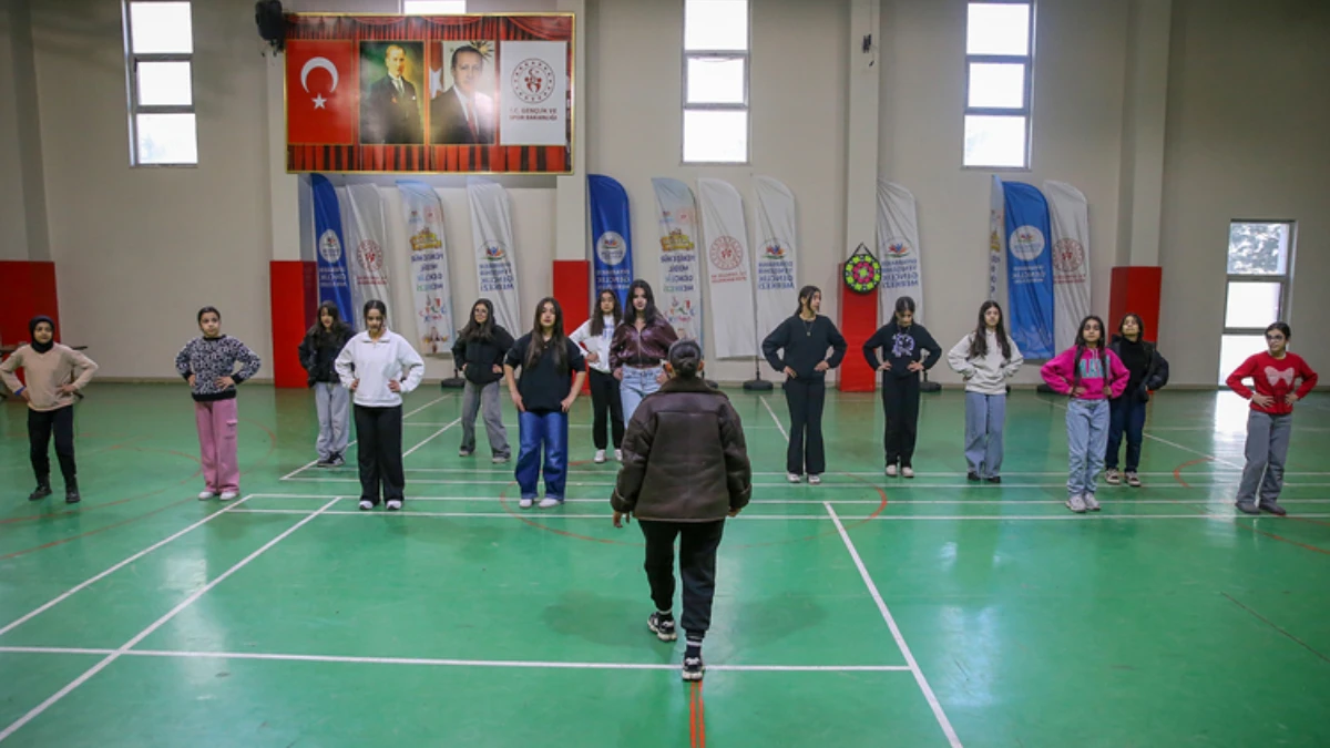 &Ouml;ğrenciler tatilde gen&ccedil;lik merkezlerindeki faaliyetlerle ekrandan uzaklaştı