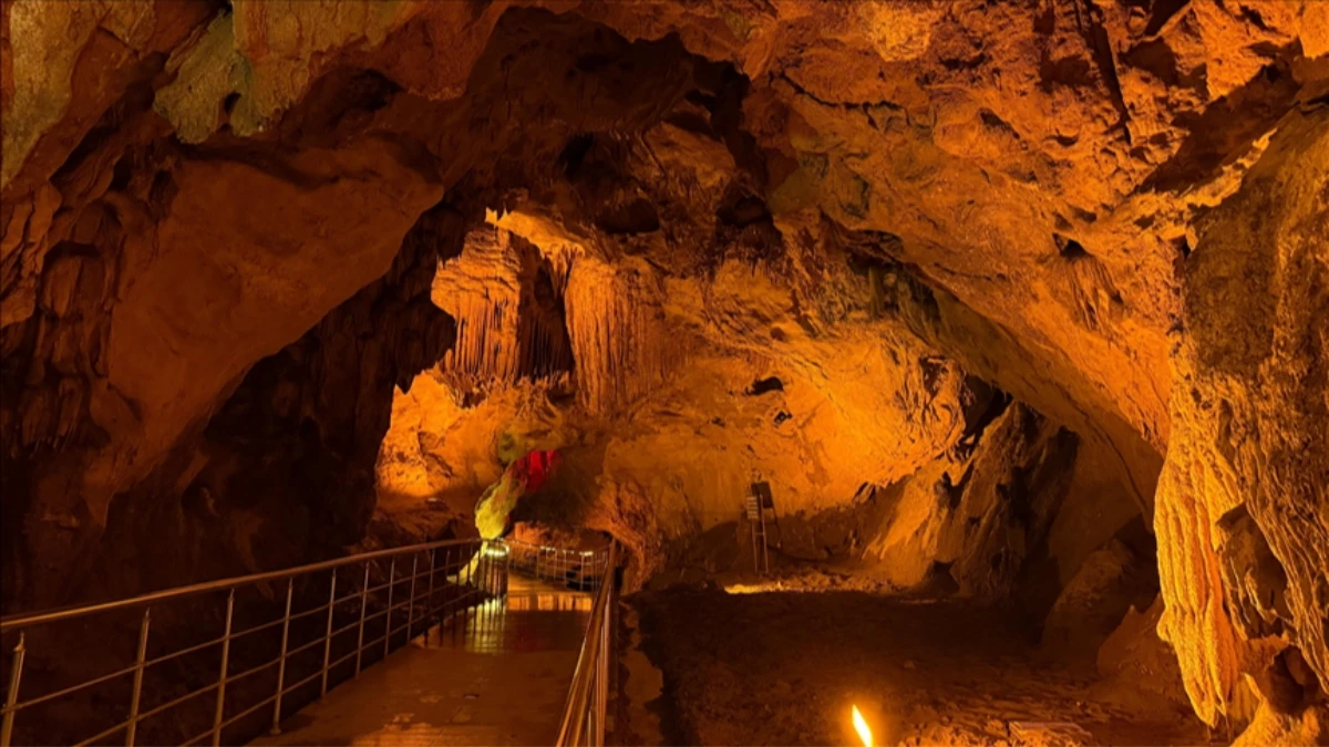 G&ouml;kg&ouml;l ve Mencilis mağaraları 130 binden fazla ziyaret&ccedil;iyi ağırladı