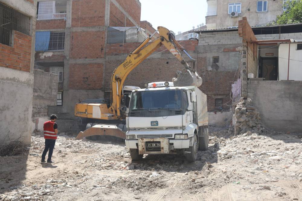 Bağlar&rsquo;da 1 ayda 32 metruk yapı yıkıldı