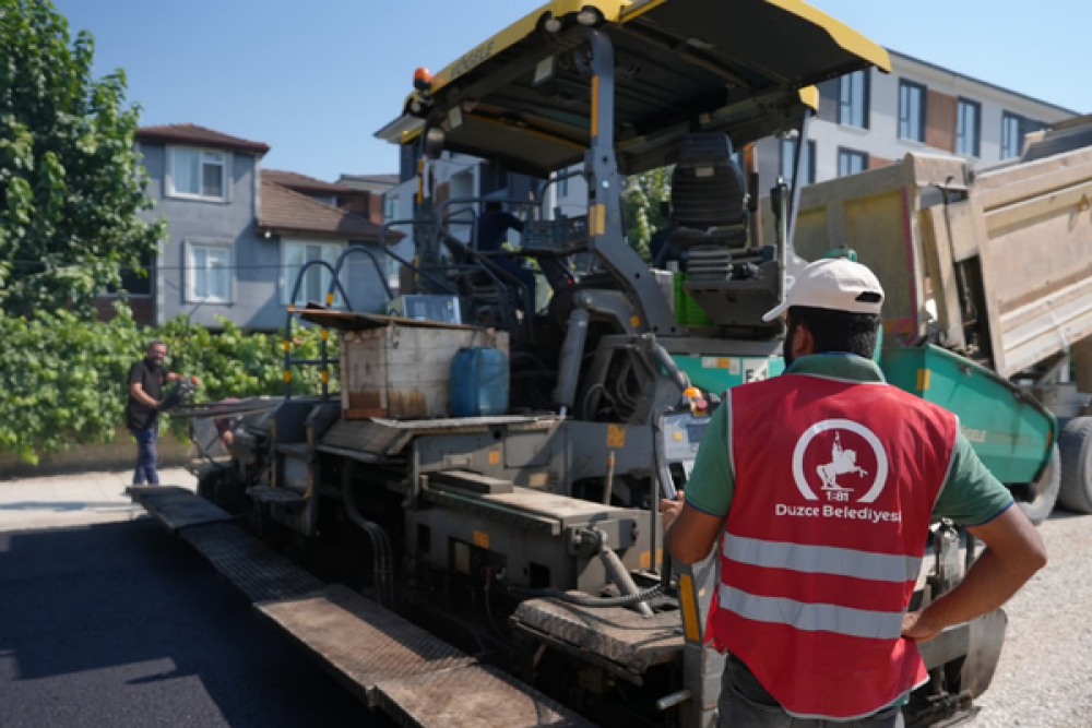 D&uuml;zce&rsquo;de İstanbul Caddesi&rsquo;nde asfalt yenileme &ccedil;alışması başladı