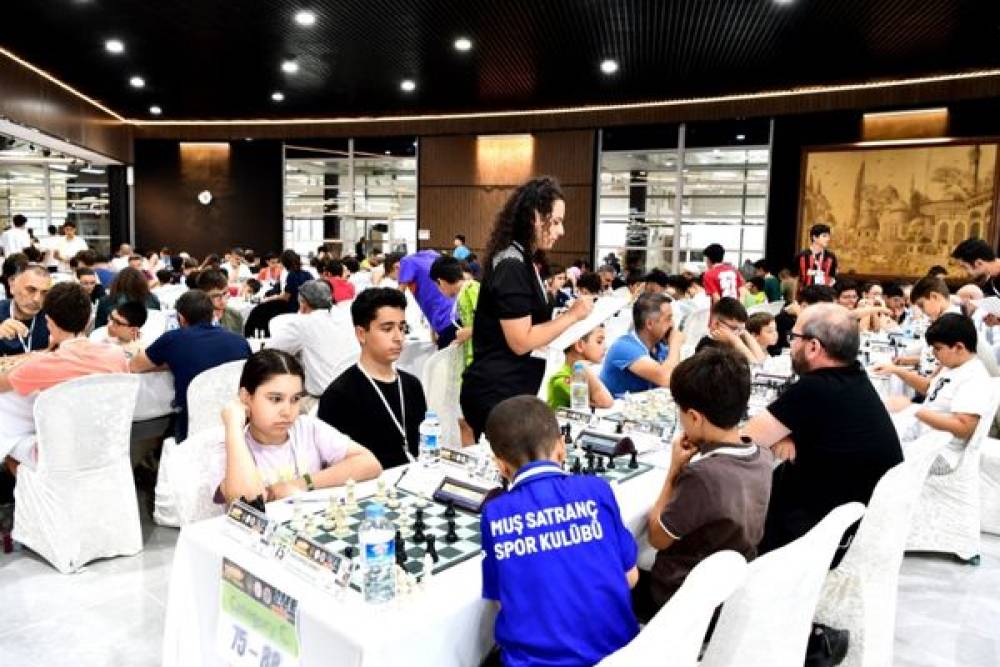 Uluslararası Altın Kayısı Satran&ccedil; Turnuvası s&uuml;r&uuml;yor