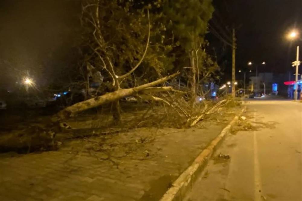 Hatay'da fırtına hayatını olumsuz etkiledi