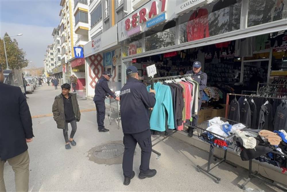 Zabıtadan kaldırım ve yol işgali denetimi