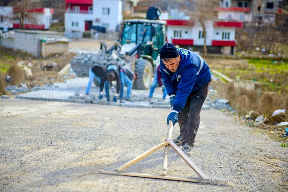 Kozluk Alıçlı ve Çayhan Köyiçi yolları kilit parke ile döşendi