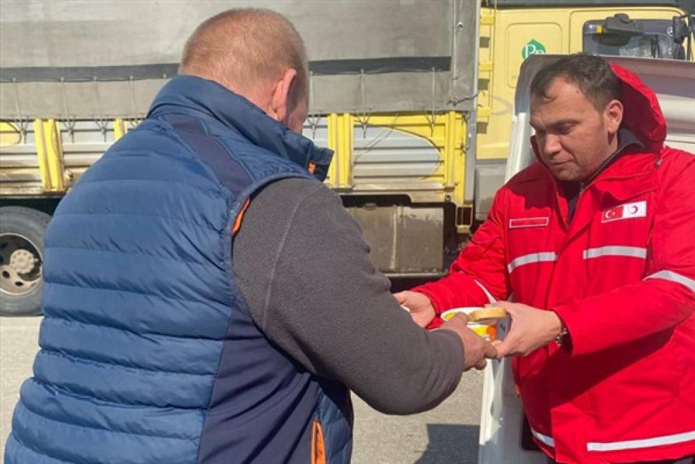 Türk Kızılay'dan tır şoförlerine yiyecek yardımı