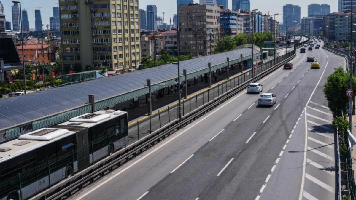 Bayram sabahı İstanbul genelinde yollar ve k&ouml;pr&uuml;ler boş kaldı