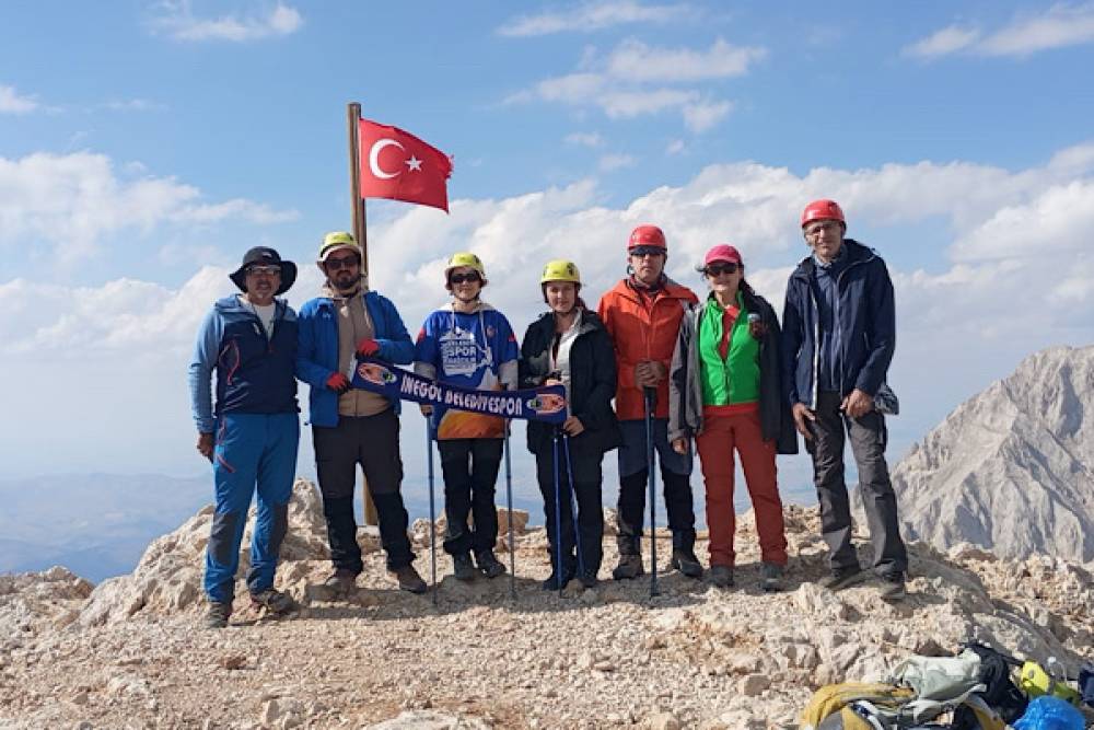 İneg&ouml;l Belediye Spor Kul&uuml;b&uuml; sporcularından Aladağlar zirvelerine tırmanış