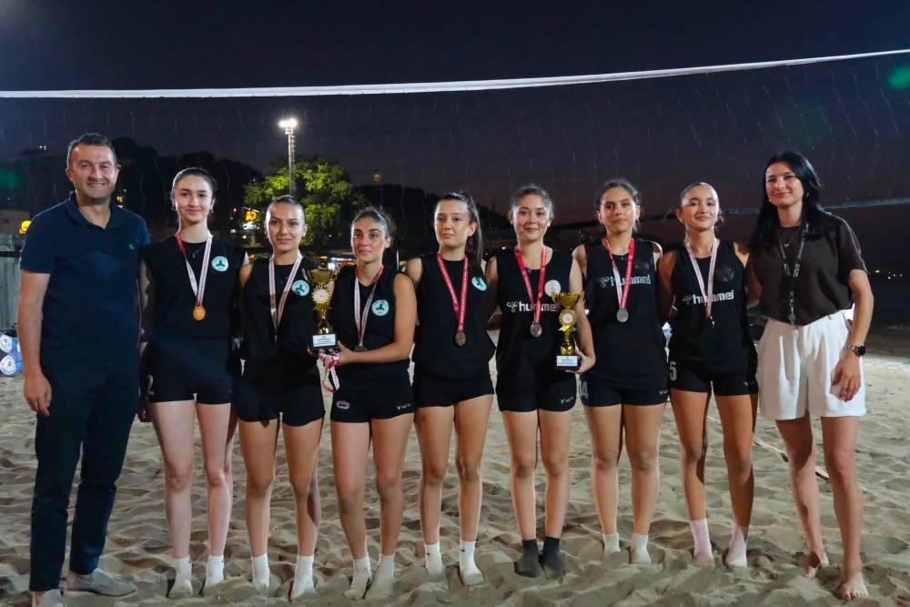 Giresun&rsquo;da plaj voleybol turnuvası tamamlandı