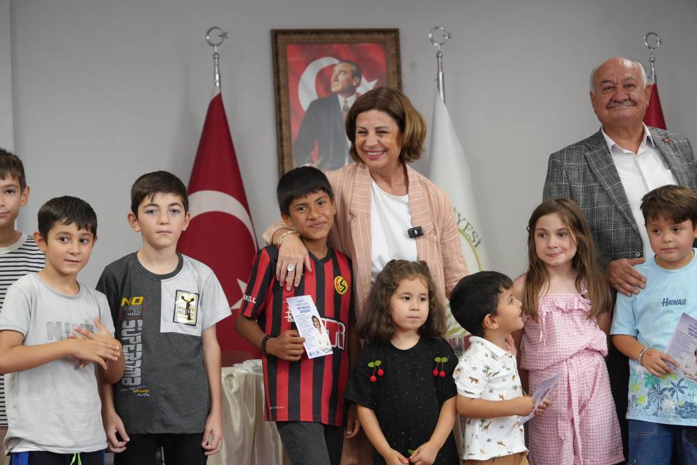 Başkan &Uuml;nl&uuml;ce, kırtasiye setlerini &ouml;ğrencilere bizzat teslim etti