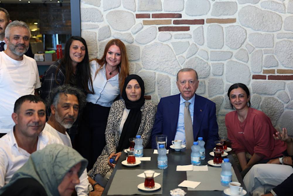 Cumhurbaşkanı Erdoğan, &Uuml;sk&uuml;dar&rsquo;da esnafı ziyaret etti