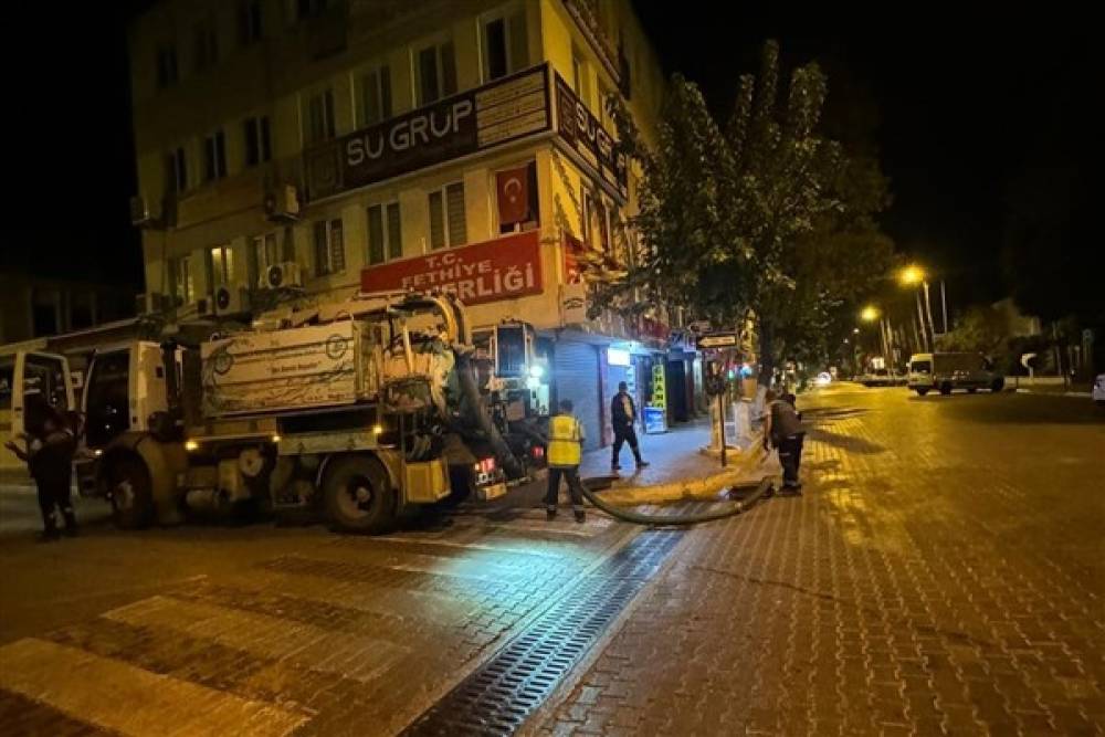 Fethiye'de yağmur suyu hatları taşkınlara karşı temizleniyor