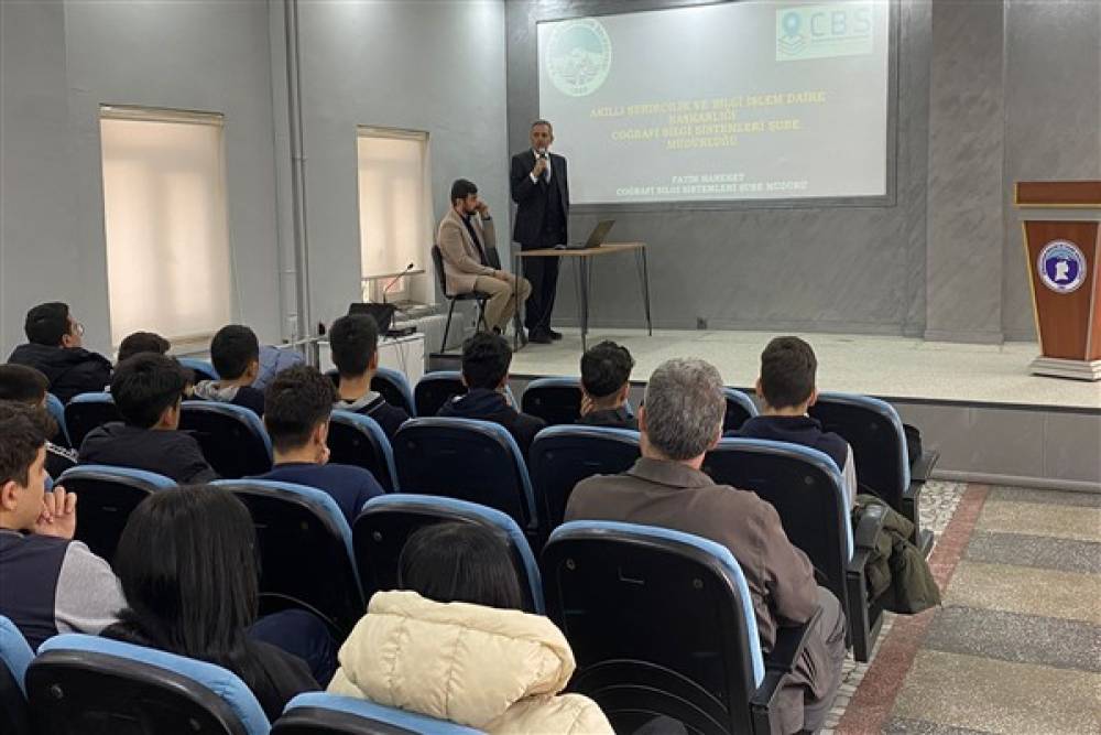 Kayseri Büyükşehir Belediyesi'nden meslek lisesi öğrencilerine CBS semineri