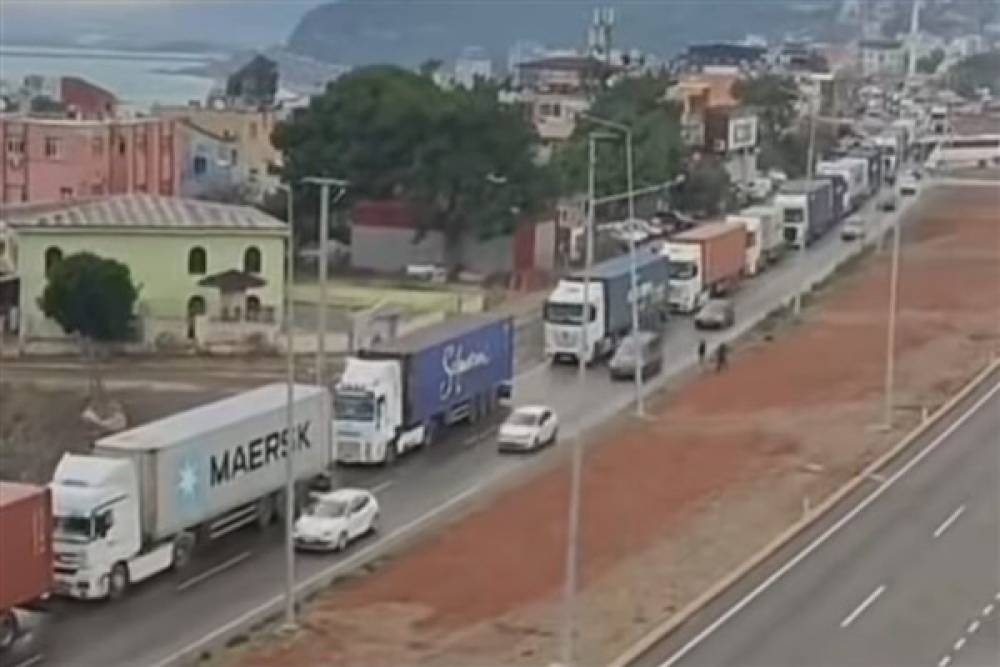 Vatandaşlar, TIR yoğunluğundan dolayı sıkıntı çekiyor