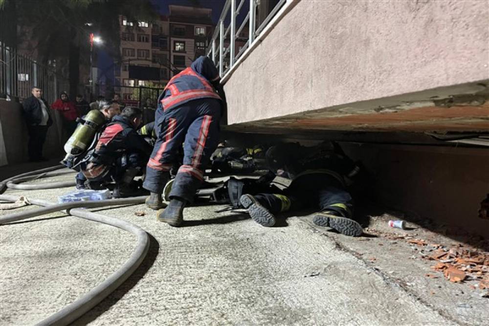 Manisa'da bir gelinlik mağazasında yangın çıktı