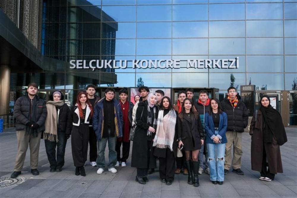 Konya Büyükşehir Belediyesi Gençlik Meclisi, üniversite öğrencilerine gezi düzenledi