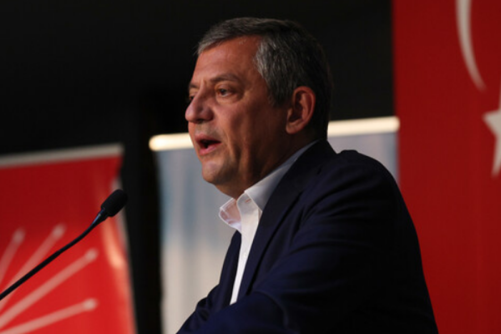 &Ouml;zel: Sokakta, meydanda, milletin arasında y&uuml;r&uuml;yoruz