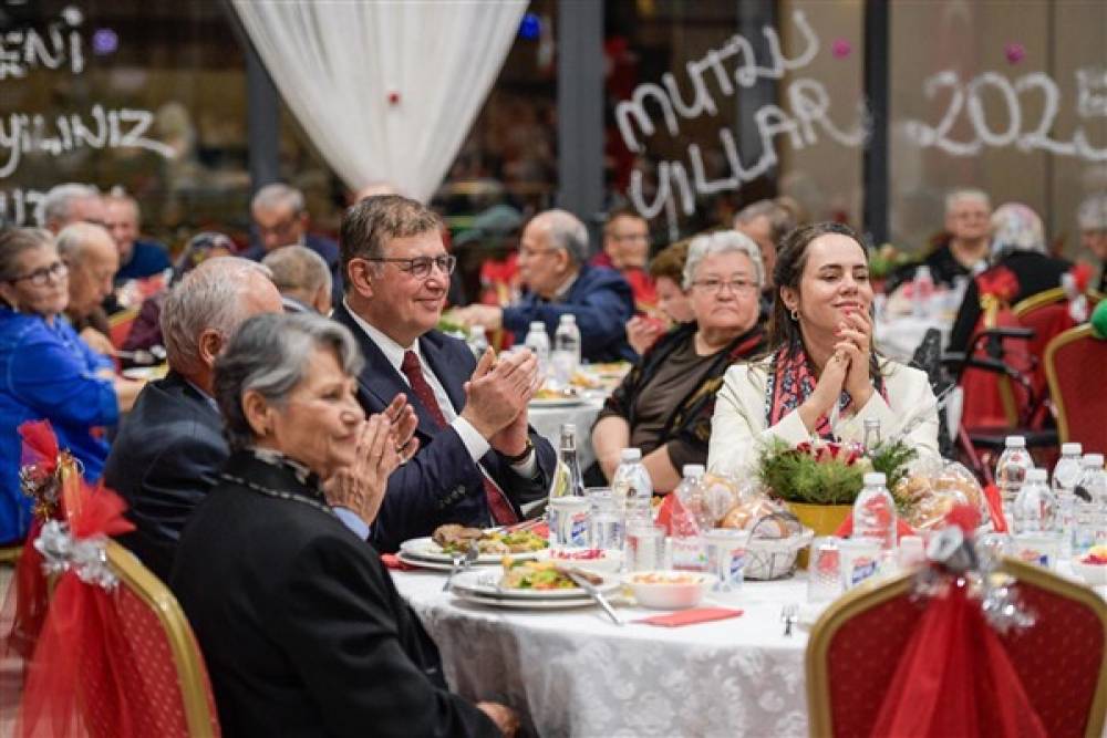 Başkan Tugay, huzurevi sakinleri ile bir araya geldi