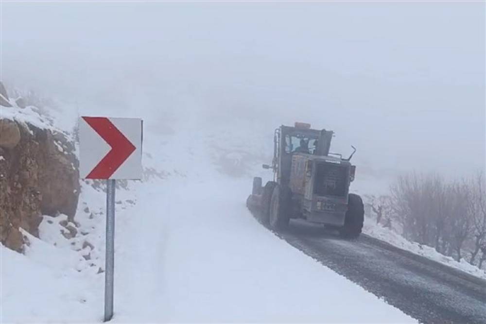 Diyarbakır Çüngüş ve Hani’de kar nedeniyle kapanan yollar ulaşıma açıldı 