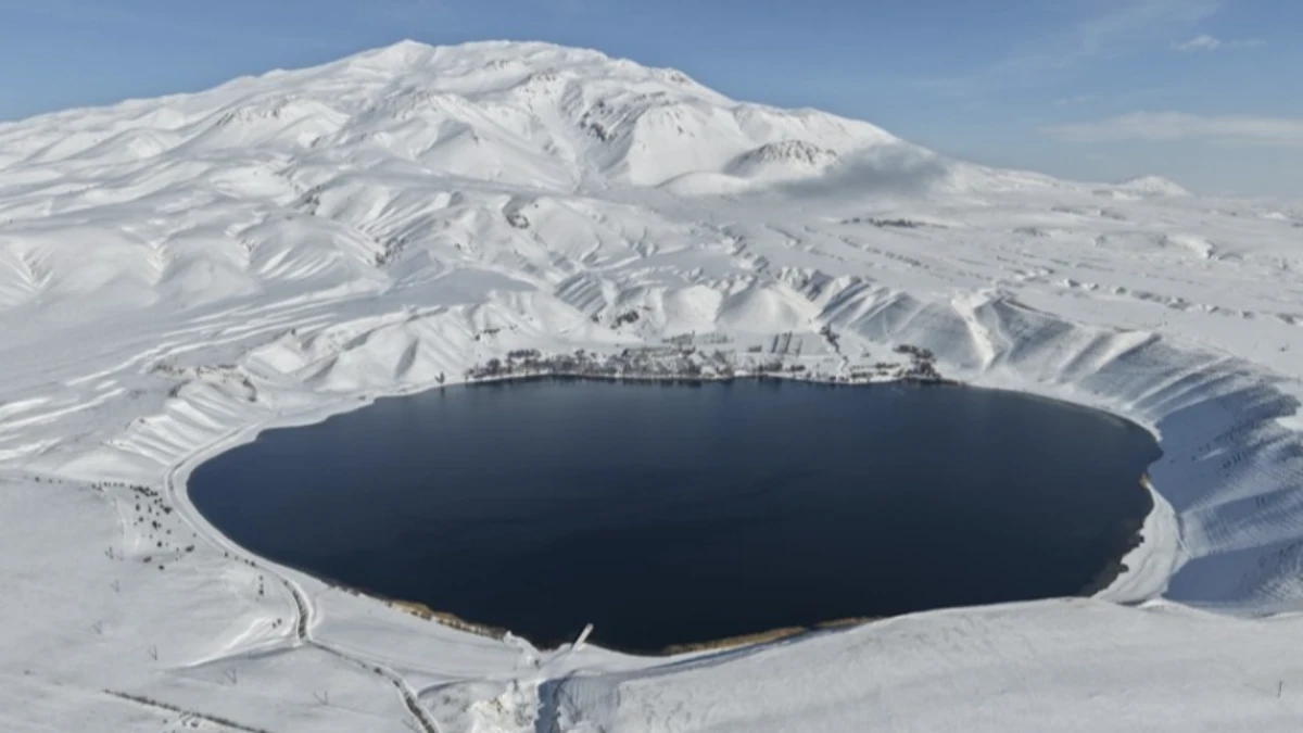 Karla kaplı S&uuml;phan Dağı ve Aygır G&ouml;l&uuml;'n&uuml;n &ccedil;evresi dronla g&ouml;r&uuml;nt&uuml;lendi