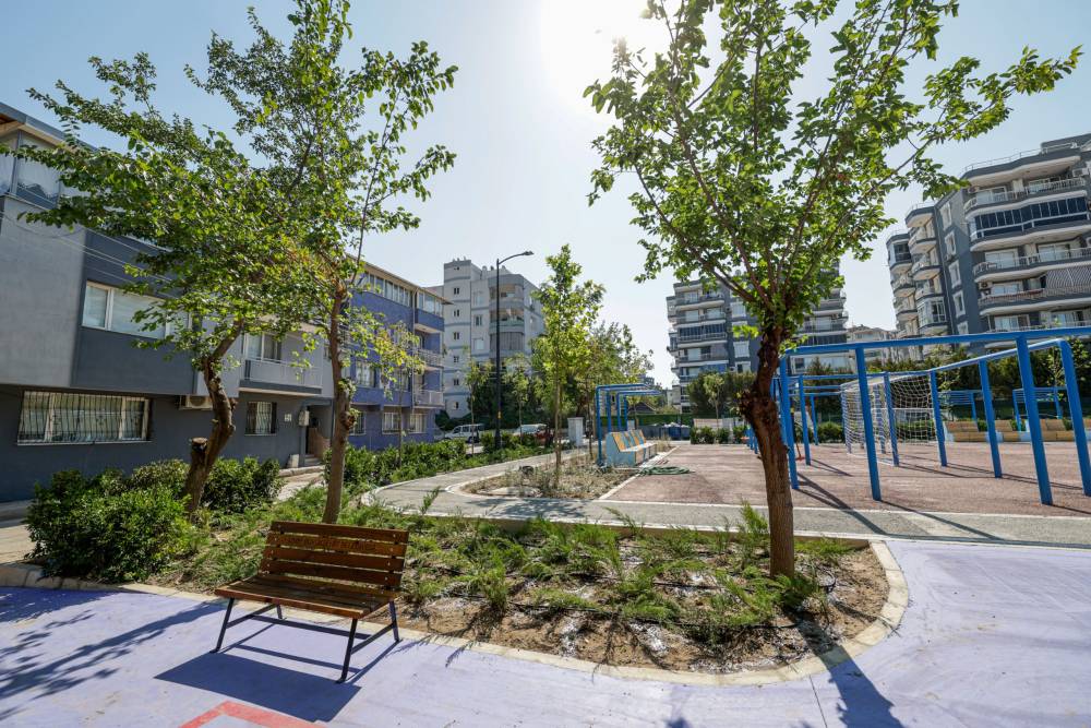 Buca Yenig&uuml;n Mahallesi&rsquo;ndeki atıl alan parka d&ouml;n&uuml;şt&uuml;r&uuml;ld&uuml;