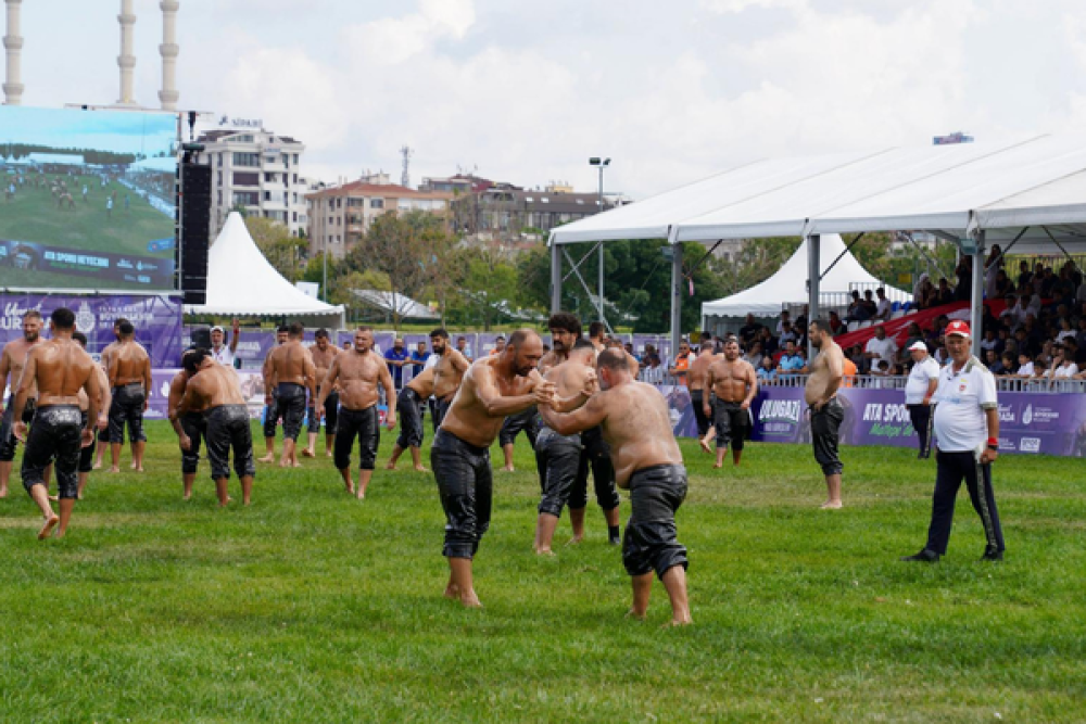 Atat&uuml;rk&rsquo;&uuml;n mirası Ulugazi Yağlı G&uuml;reşleri 6. yılında Maltepe&rsquo;de