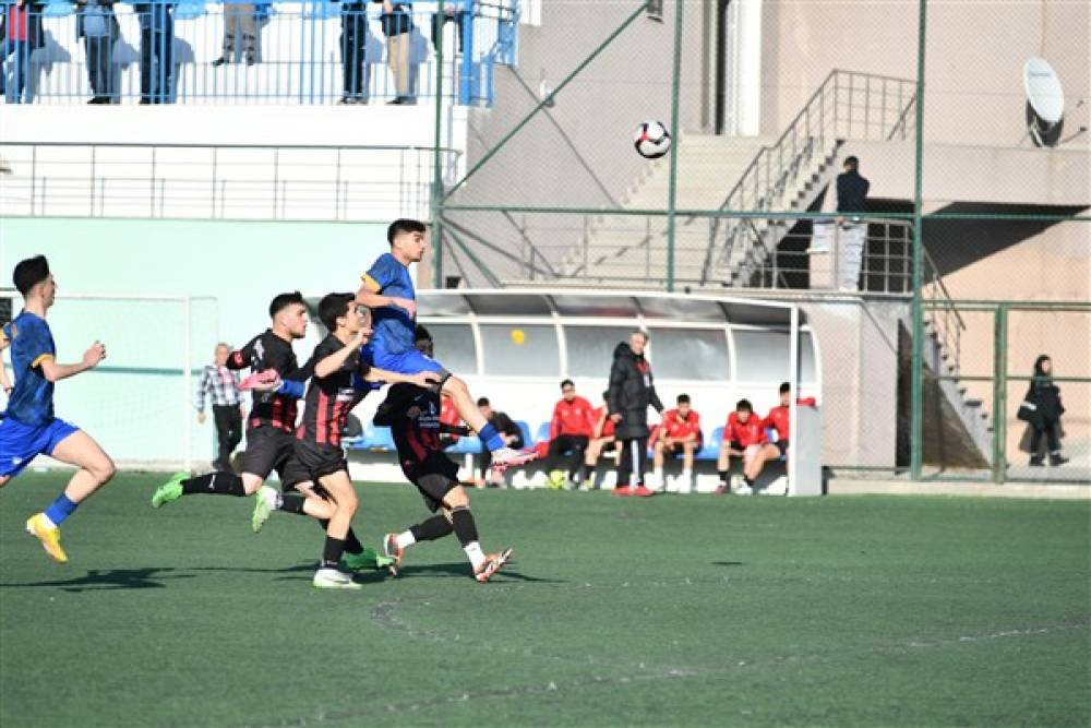 Mamak Belediyesi, Karşıyaka İdman Yurdu’nu 2-1 yenerek bir üst lige yükseldi