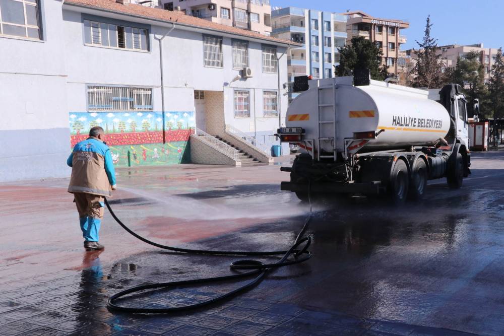 Haliliye Belediyesi, ara tatilde okul temizliğine devam ediyor