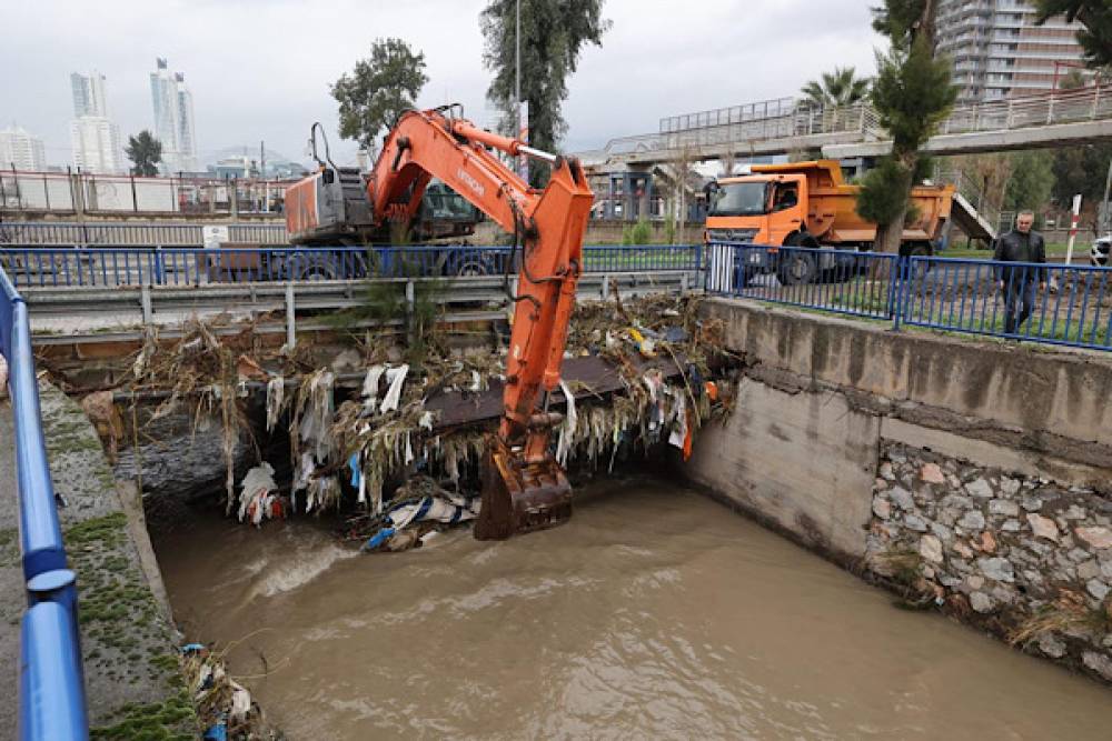 Limanlarda rekor elle&ccedil;leme: 2025'te y&uuml;k miktarı 553 milyon tonu aştı