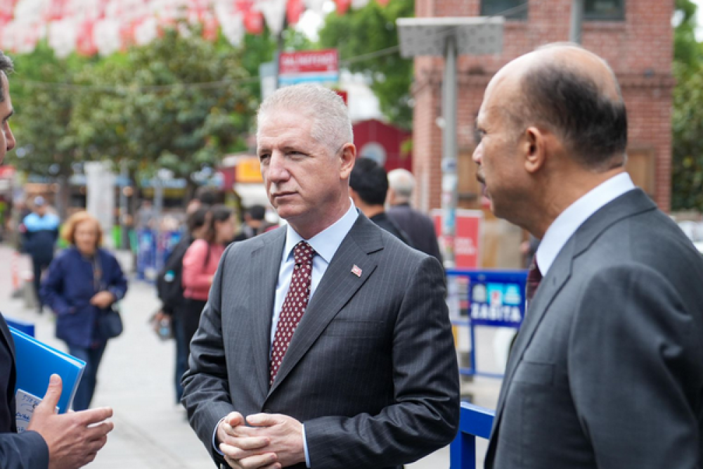 İstanbul Valisi G&uuml;l, Bağcılar'da 10 aileyi ziyaret etti